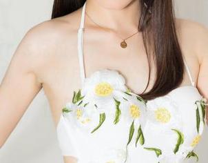 KelaGirls克拉女神 - 所以这是静宜的红情绿意呀，更新后的图片让人想一探究竟，但又怕看得太深。