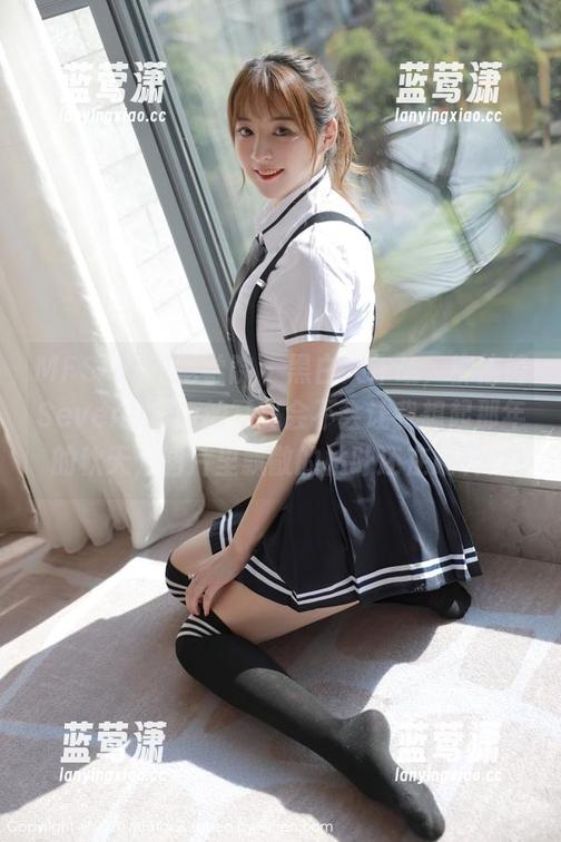 MFStar模范学院 - 黑白大作战，柳侑绮Sevenbaby的写真会不会让我想起那年的秋天，图片里飘散的枯叶还在旋转？