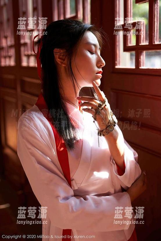 MiiTao蜜桃社 - 最新瑜伽挑战：沐子熙V教你如何在平衡中展现自己的风格！