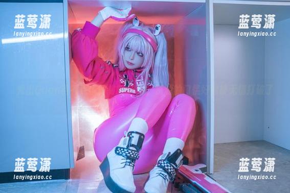 秀出Quan冉有点饿的制服COS，资源的门槛好像被无情打破了。