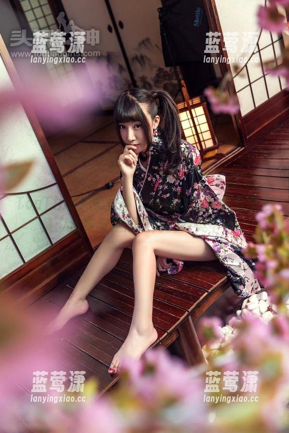 TouTiao头条女神-张蓝欣 TouTiao头条女神 - 张蓝欣的修女写真合集:清纯与逗趣之间的完美平衡!