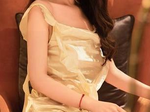 Xiuren秀人网 - 显得很专业？不，FoxYini孟狐狸的制服私拍美图超炸！