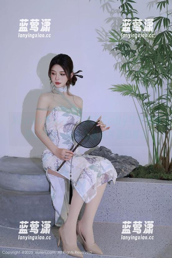 Xiuren秀人网-大琪琪Emily Xiuren秀人网 - 大琪琪Emily与校服的亲密接触,陪你重温照片里的青涩