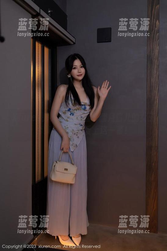 Xiuren秀人网-月酱儿 Xiuren秀人网 - 来翻一翻月酱儿的女王合集,可能会爱上这一幕!