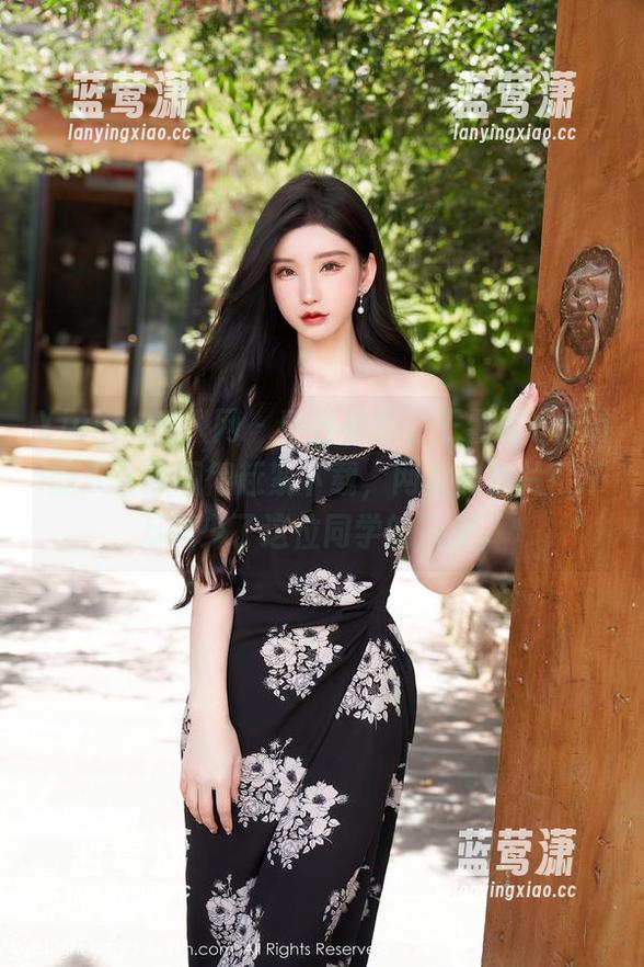 Xiuren秀人网 - 留些痕迹，王馨瑶Yanni的天台美图得赶紧下载，网盘的照片可千万别少了这位同学的风采。