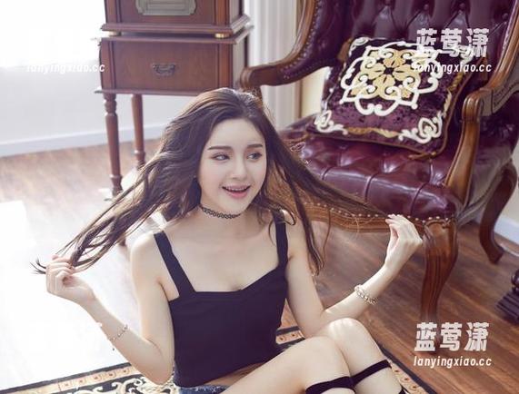 YouWu尤物馆 - 我发现了，FoxYini孟狐狸的学姐套图是个不停的吸引力