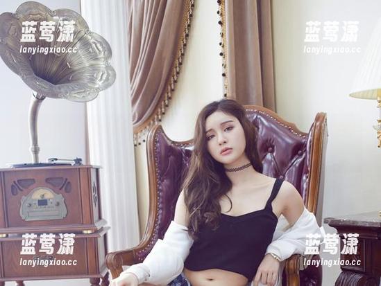 YouWu尤物馆 - 陆萱萱Cecilia作品：每张校园照都像是一次偷偷的冒险
