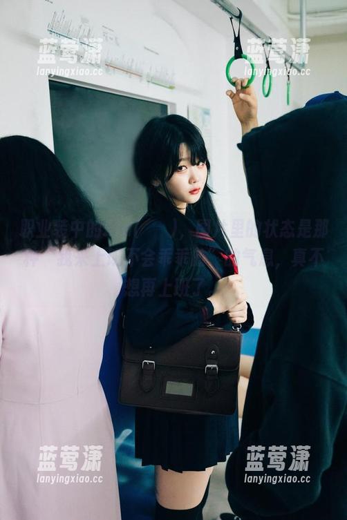 职业装中的Zia(지아)，图片里的状态是那种“我来上班不会乖乖的”的气息，真不想再上班了。