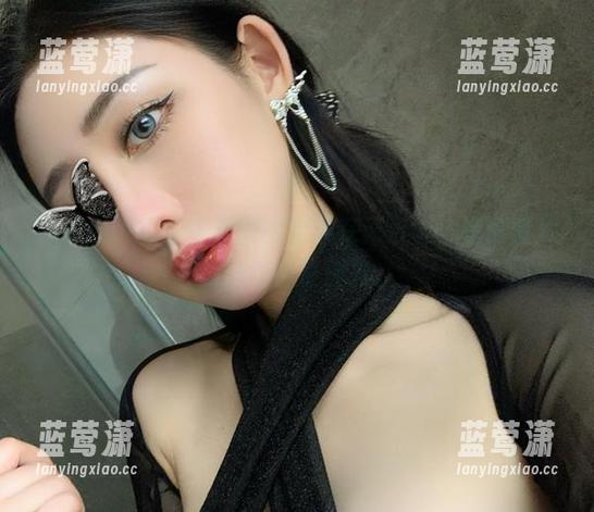 微密圈 - 看！不爱笑的赛琳在天台上，高清图片里的慵懒最迷人。
