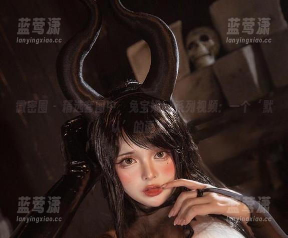 微密圈 - 精选套图中，兔宝妮to系列视频：一个‘默认’的诱惑。