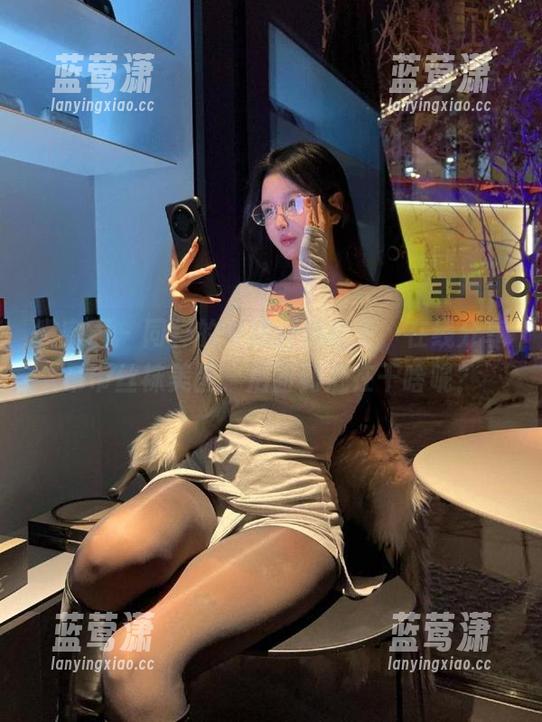 微密圈 - 同样的卡通百科老王，在线分享吊带丝袜美图，后面到底在干啥呢？