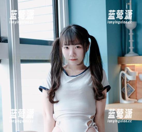 可可小白兔在裸足中自信绽放，高清美图带点小撩人。