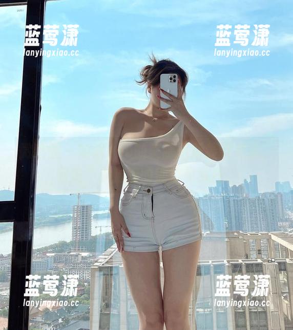 微密圈 - 安妮yoo的美腿图册最新来袭，藏着不少腿控的期待和疯狂。