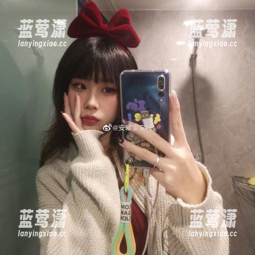 连衣裙无疑是安曜曜的杀手锏，私拍原图也就这样了。