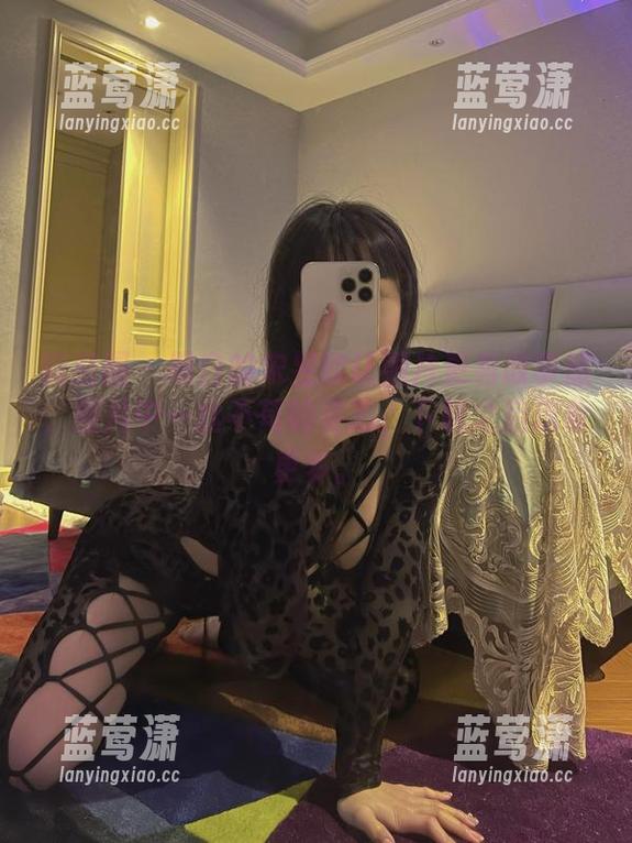 微密圈 - 黑白的宋昱欣让照片更有故事感，图片中一丝不苟的姿态，下载之后想象更多。