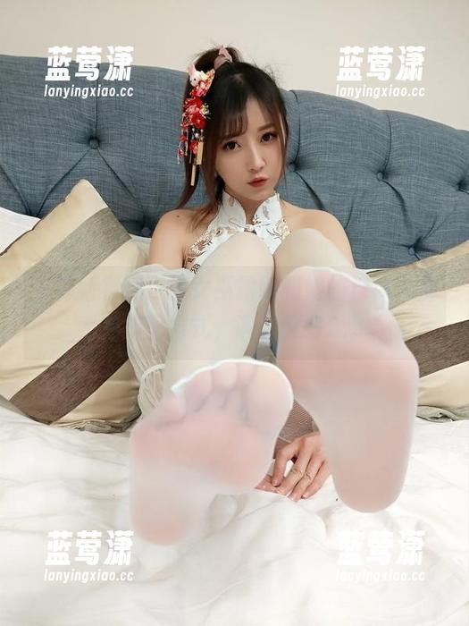 小女巫露娜 写真新视野:小女巫露娜和她的棉袜,那种搭配方式,讽刺又好玩。