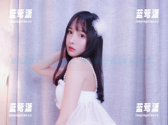 单纯又撩人的小小奶瓶儿，纯欲吊带作品集等你来下载！