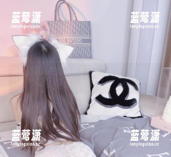 小小奶瓶儿在这组写真中化身御姐，真是反转女神的标配！