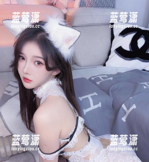 小小奶瓶儿 还记得小小奶瓶儿吗?那张死库水写真下载了再说,眼前又是一片狂欢。