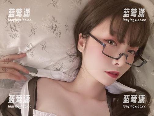 私拍的魔力？小泉学姐吖的套图让我陷入了自拍的面纱中…太有意思了！
