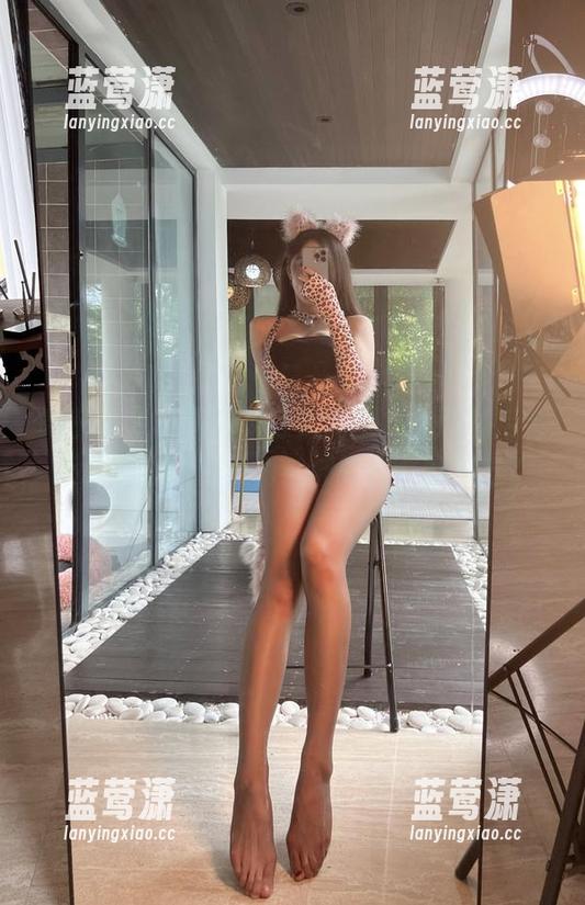 微密圈 - 小玉吃果冻女仆图集，下载后会不会把你也变身为‘被服务’的那方？