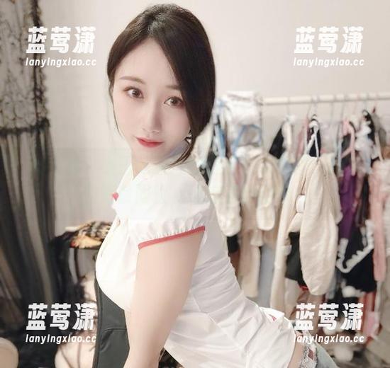 小玉吃果冻 微密圈 - 小玉吃果冻的红色睡衣图集:诱惑和懒散同框,这感觉真的妙!