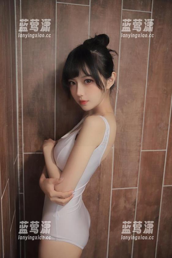 如果你觉得规则太死板，小鹿鹿shika的图包让你重新认识日常自拍，赶快下载。