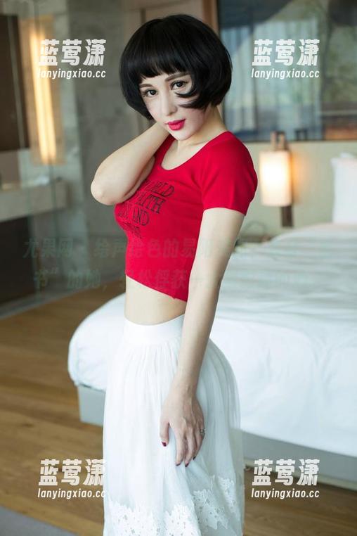 尤果网 - 绘声绘色的易阳美图，变身“秘书”的她，轻松俘获一大票影迷的心。