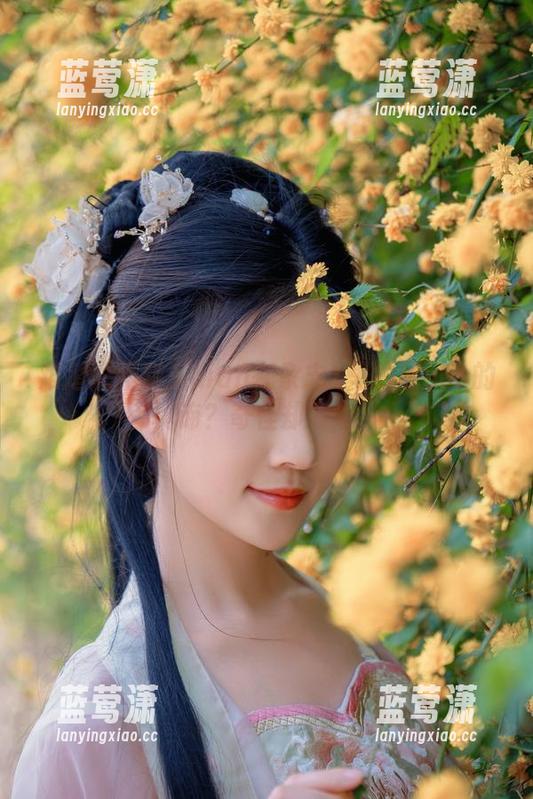 难道说年年Nnian在杂志1里找到cos的真谛？奇怪却有趣！