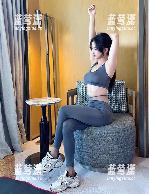 写真不只是在房间，抖娘利世的服务员演绎