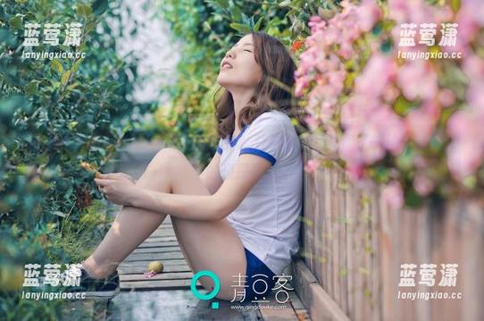 推女神 - 可乐Vicky和她的妹妹，让这份作品充满了一种慢慢揭开的窥探感。