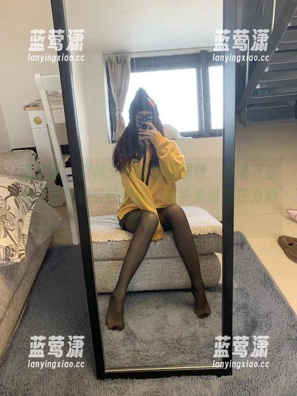 微密圈 - 提袜少女的全套图包，记录下在海边轻轻追忆的点滴，似乎浪潮都在为她鼓掌。