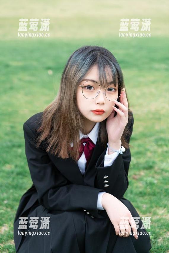 看到梨瑾瑾红裙美图，我的审美完全被重新定义！