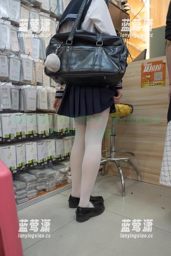 森萝财团 森萝财团的红色校服套图,腿长的肉丝美足,真让人出神啊。