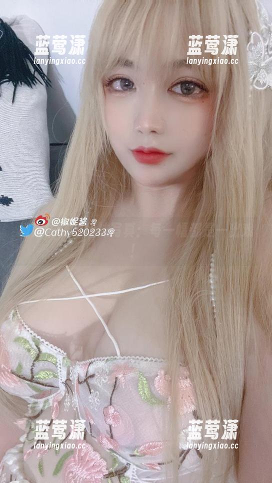 椒妮佐仁的丝袜写真：每一幅都是一出戏！