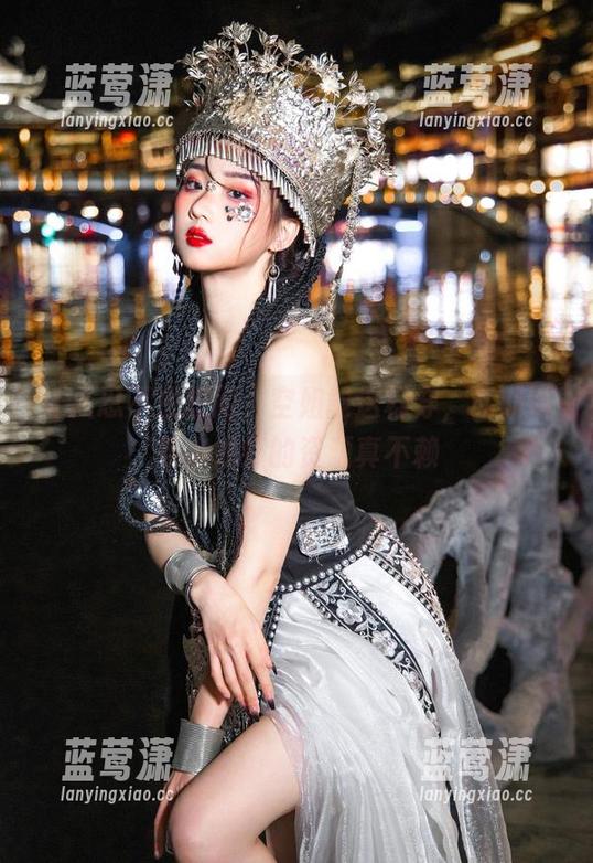 让人忍不住想问，空姐能这样穿，瓦斯塔亚小龙虾的资源真不赖