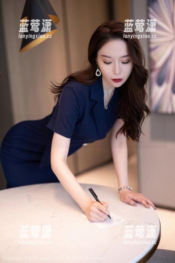 秀人网-是小逗逗 秀人网 - 最新写真→是小逗逗白裙在握,光彩照人别具一格!