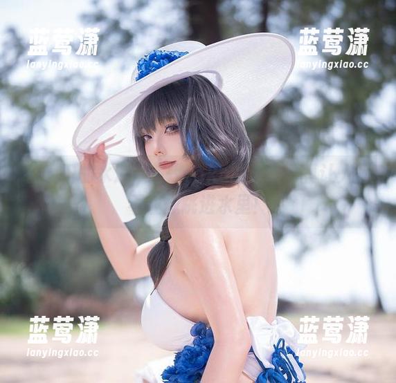 在春田的水边，菌烨tako的泳装写真让人忍不住想跳进水里！
