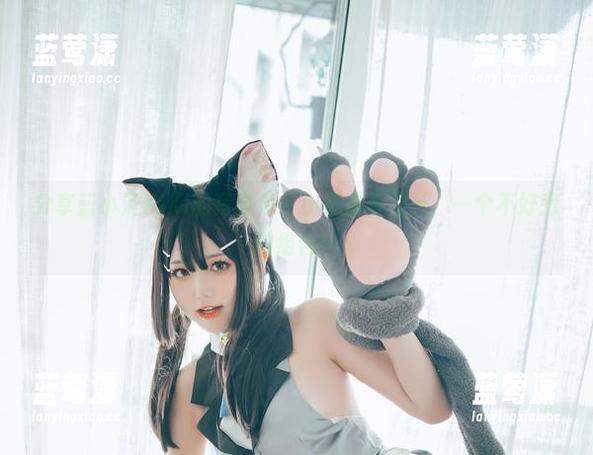 分享蓝小沂KiKi的写真集：小恶魔与艾什，一个不好惹的组合！