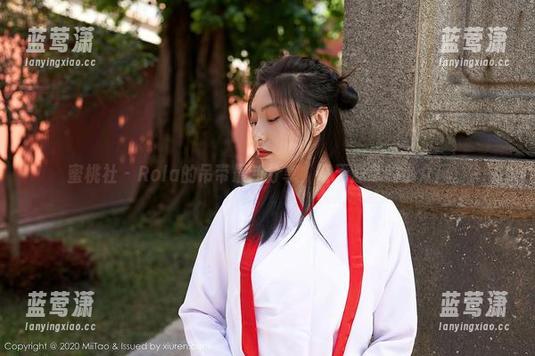 蜜桃社 - Rola的吊带最新分享，毫无悬念的小众风。