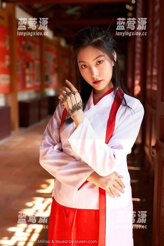 蜜桃社-佩琦Pinky 蜜桃社 - 制服上的佩琦Pinky,原图揭示:这才是天生的performer!