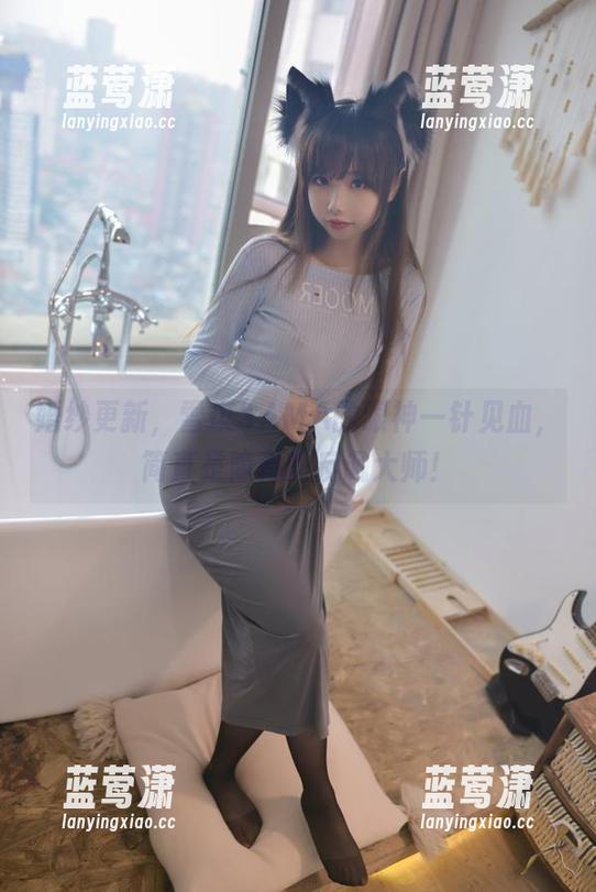 雪琪SAMA 婚纱更新,雪琪SAMA的眼神一针见血,简直是隐藏的反讽大师!