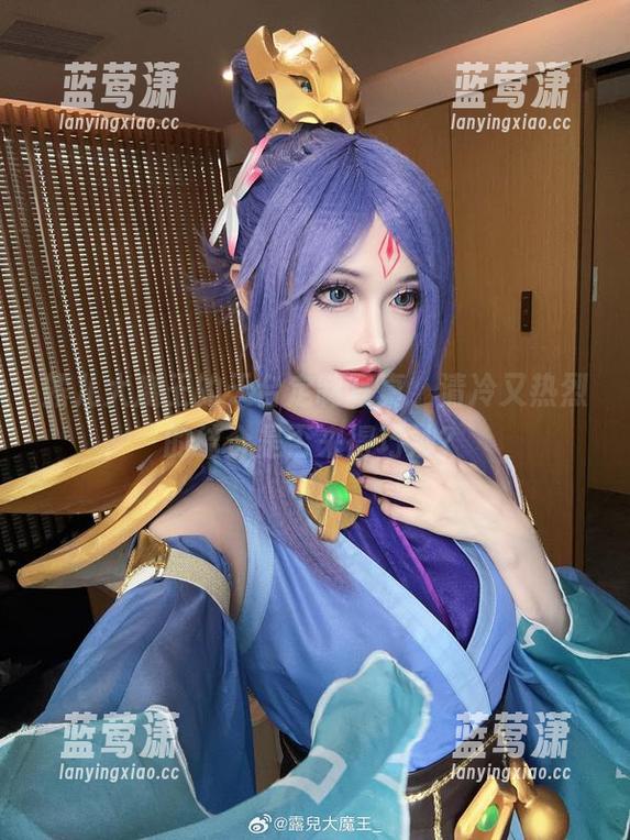 露儿大魔王 露儿大魔王的天台定制写真,清冷又热烈的结合是否来得巧妙?