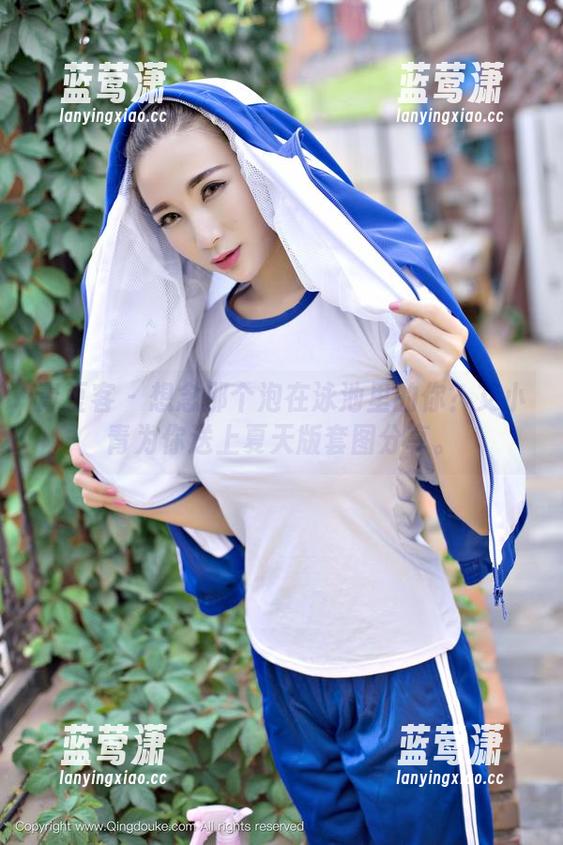 青豆客 - 想念那个泡在泳池里的你？艾小青为你送上夏天版套图分享。