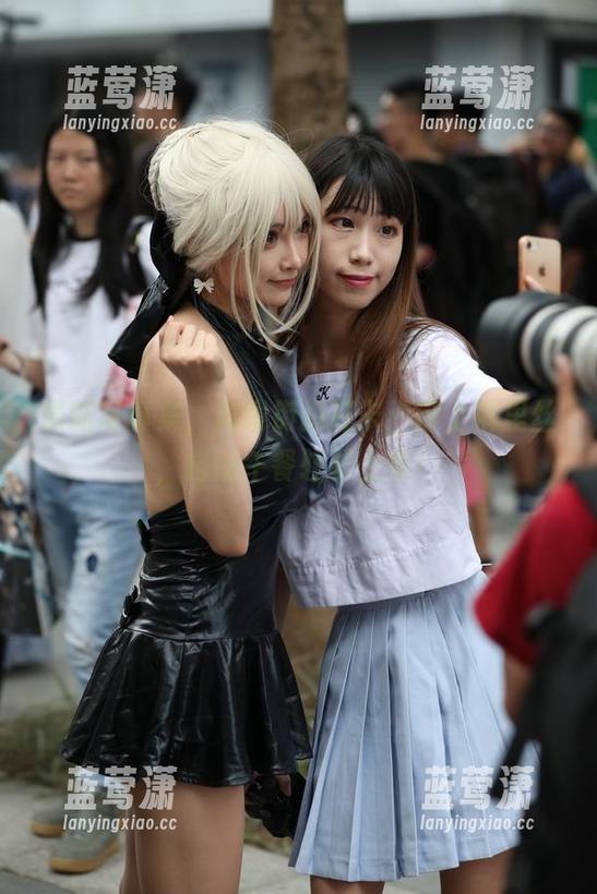 最新写真集，魔镜街拍打卡：带上裤里丝，搭讪午餐轻松上菜！