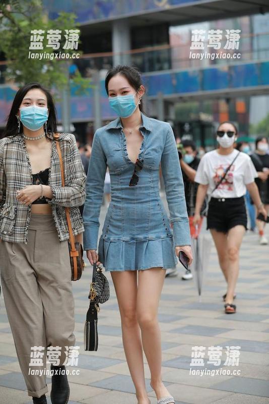 魔镜街拍最新合集：这些小姐姐的肉丝高跟，让你也想重回办公室